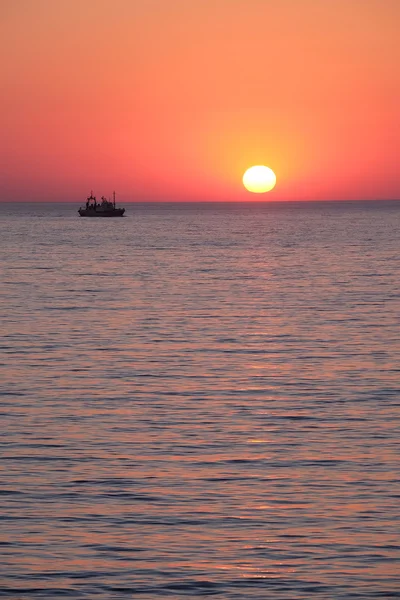 Paesaggio con tramonto sul mare — Foto Stock