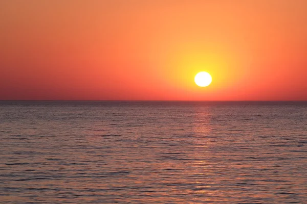 Paesaggio con tramonto sul mare — Foto Stock