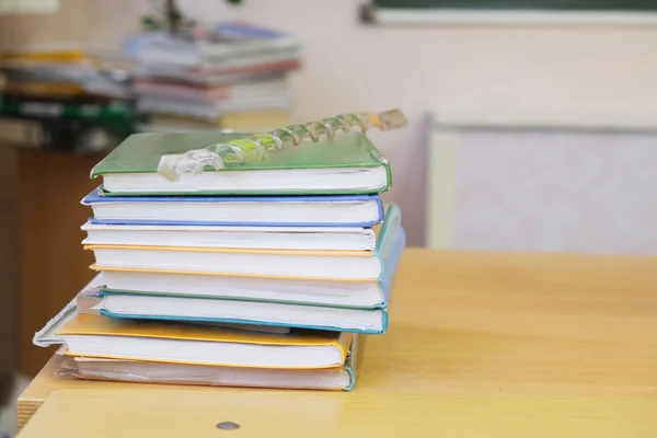 Schulbücher auf dem Tisch — Stockfoto