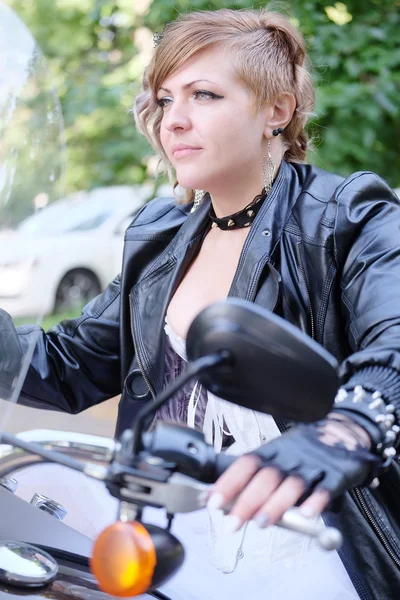 Portret nonkonformista motocyklista — Zdjęcie stockowe