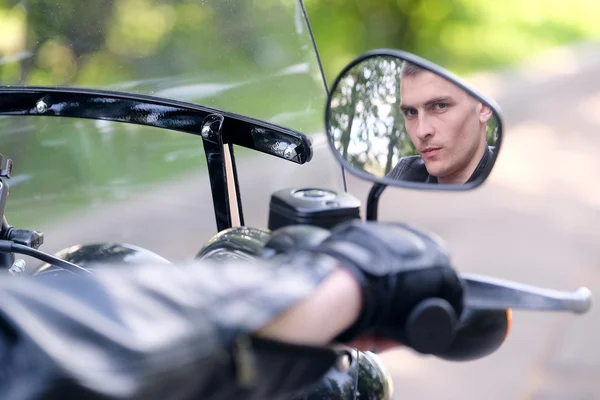Porträt eines unangepassten Motorradfahrers — Stockfoto