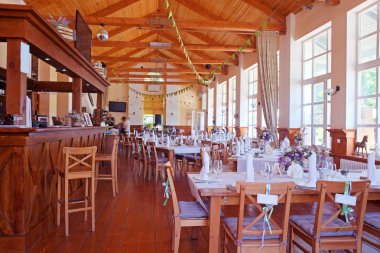 Cafe iç hizmet tablolarla