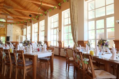 Cafe iç hizmet tablolarla