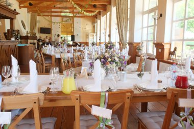 Cafe iç hizmet tablolarla