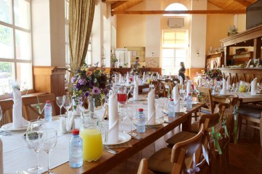 Cafe iç hizmet tablolarla