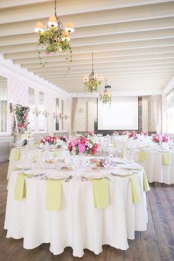 Cafe iç hizmet tablolarla