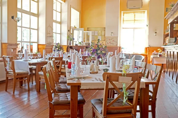 Café intérieur avec les tables servies — Photo