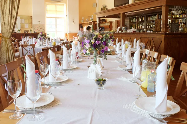 Cafe interieur met de geserveerd tabellen — Stockfoto