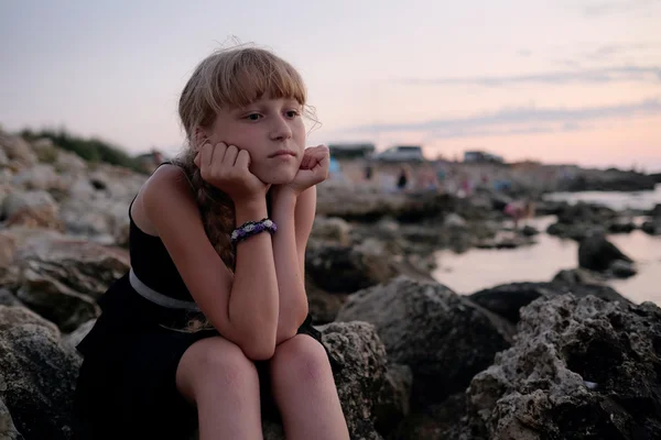 Dziewczyna siedzi na brzegu morza — Zdjęcie stockowe