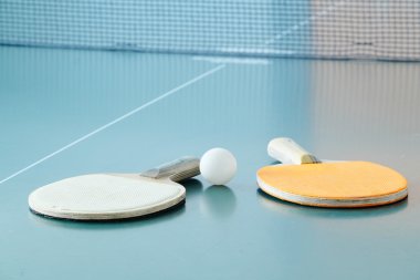 Masa Tenisi raketi ve bir top