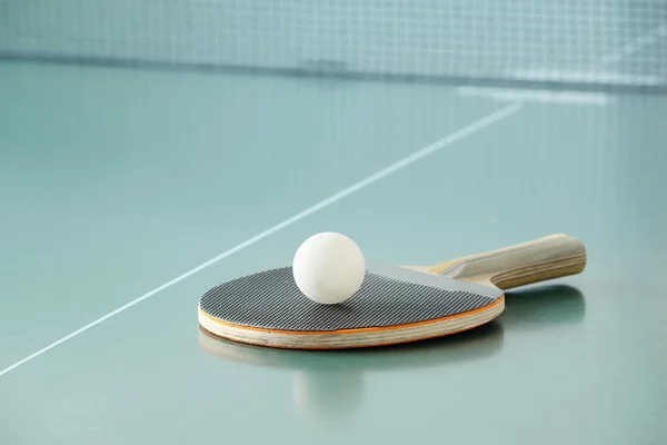 Racchette da ping-pong e una palla — Foto Stock