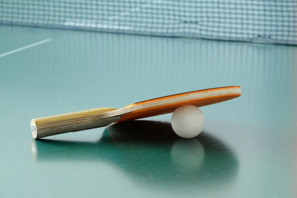 Bordtennis racketar och en boll — Stockfoto