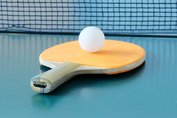 Raquetas de ping-pong y una pelota — Foto de Stock