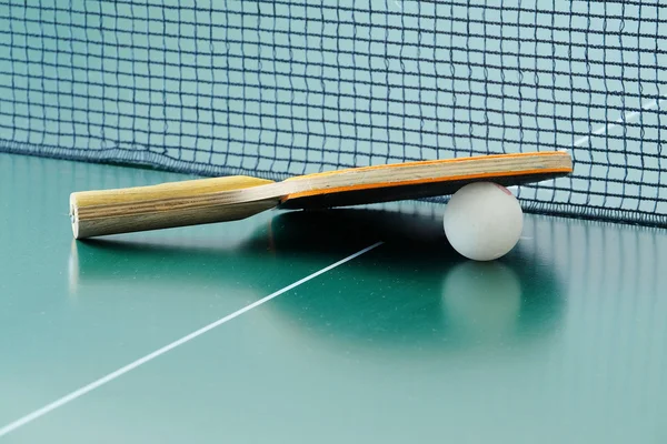 Racchette da ping-pong e una palla — Foto Stock