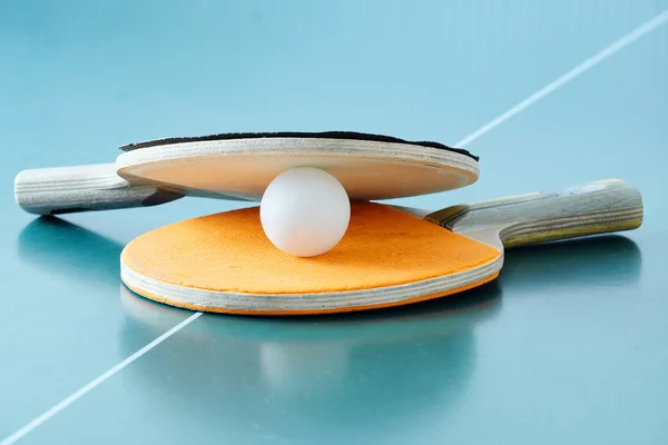 Ping-Pong rackets en een bal — Stockfoto