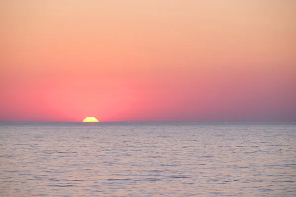 Landschap met de afbeelding van een zee-zonsondergang — Stockfoto