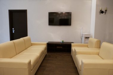 Bir otel odasının içinde.