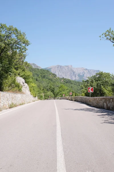 Paesaggio con l'immagine di una strada di montagna — Foto Stock