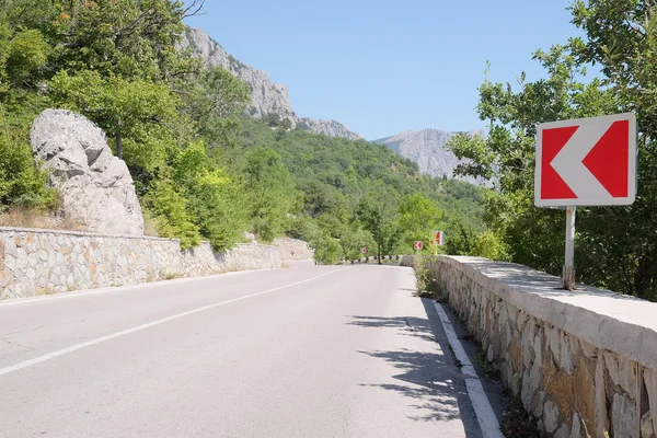 Paesaggio con l'immagine di una strada di montagna — Foto Stock