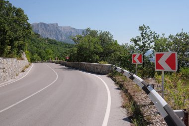 Bir dağ yolu görüntü ile manzara