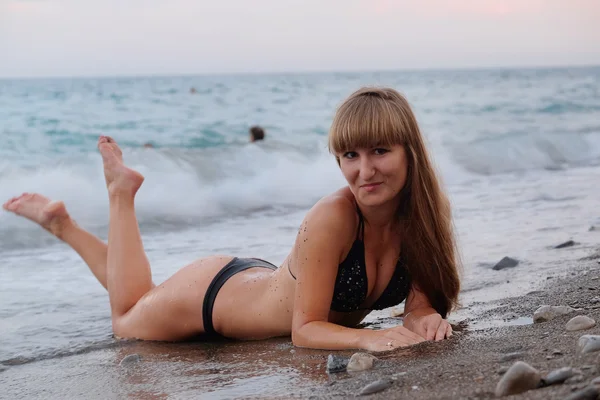 Meisje ligt op een strand — Stockfoto