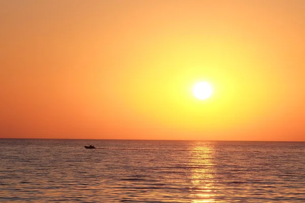 Paisaje con la imagen de una puesta de sol en el mar — Foto de Stock