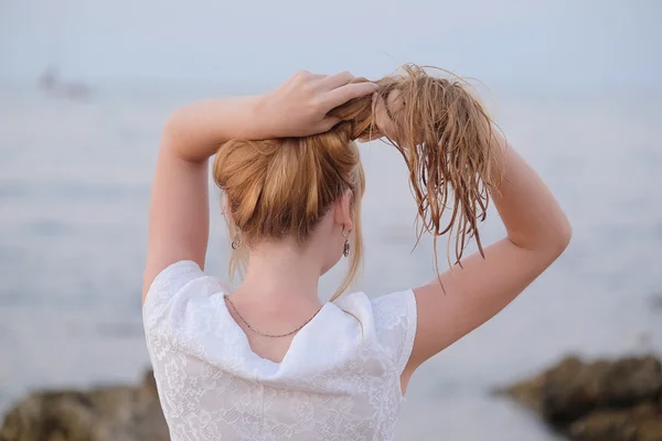 Girl on the sea beach — Stock Photo, Image