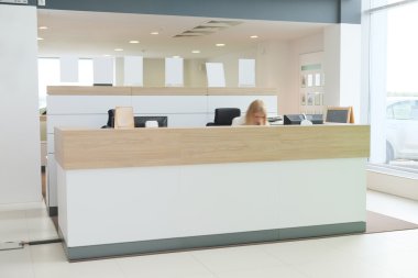 Yer yöneticileri bir dağıtıcının araba showroom çalışma