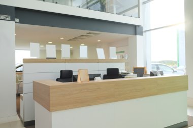 Yer yöneticileri bir dağıtıcının araba showroom çalışma