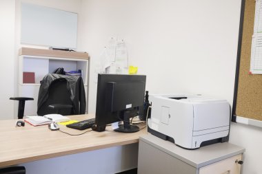 Modern bir ofisin içinde.