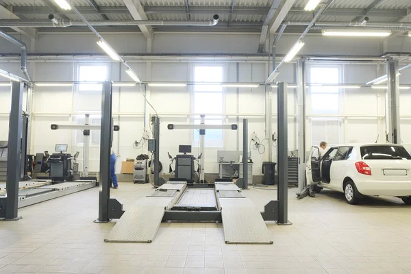 Interno di una stazione di riparazione auto — Foto Stock