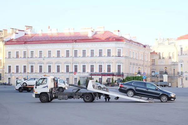 レッカー車は、サンクトペテルブルクの宮殿広場から誤って駐車中の車を避難させる — ストック写真