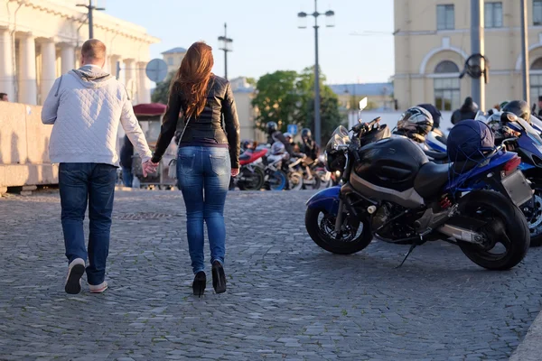 Aşık çift motosiklet tarafından geçer — Stok fotoğraf