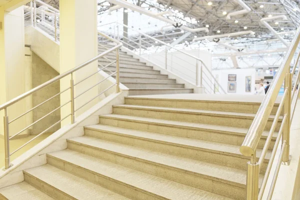 Escalera en un edificio moderno — Foto de Stock