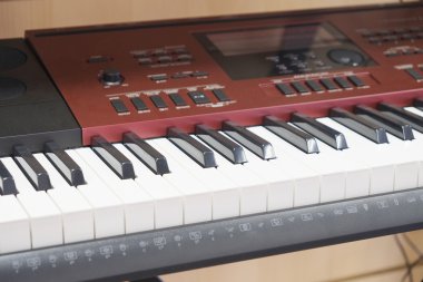 Bir müzik dükkanında synthesizer