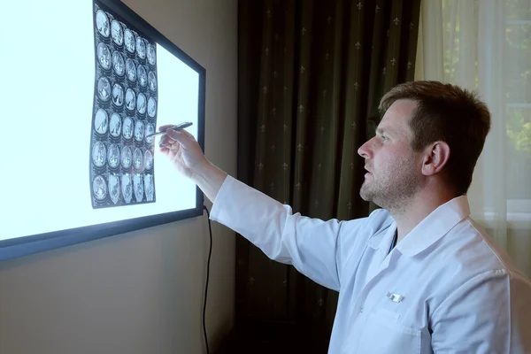 Retrato de um médico com roentgenograma — Fotografia de Stock