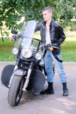 Toplum kurallarına uymayan bir motosikletçi portresi