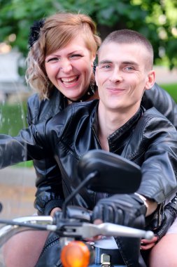 Toplum kurallarına uymayan bir motosikletçi portresi