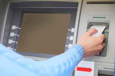 Kredi kartı bir Atm içinde