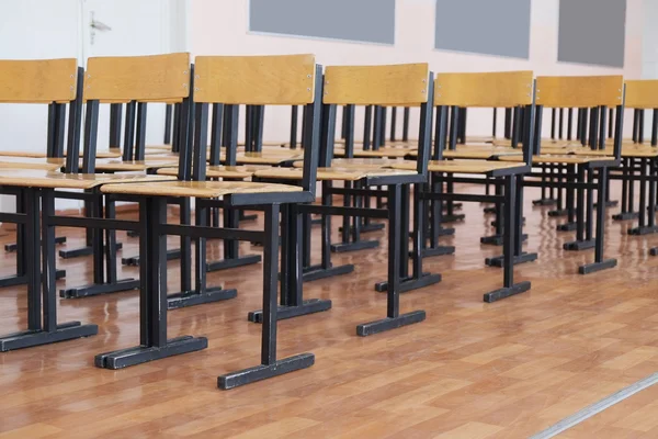 Rijen van houten stoelen in de zaal — Stockfoto