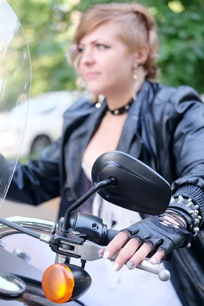 Портрет нонконформиста-мотоциклиста — стоковое фото