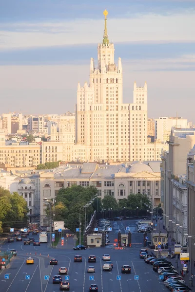 Vue de la soirée Moscou avec le bâtiment de grande hauteur — Photo