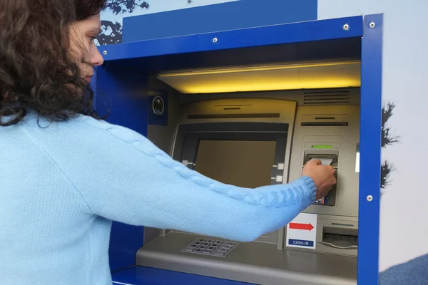 Karta kredytowa w Atm — Zdjęcie stockowe