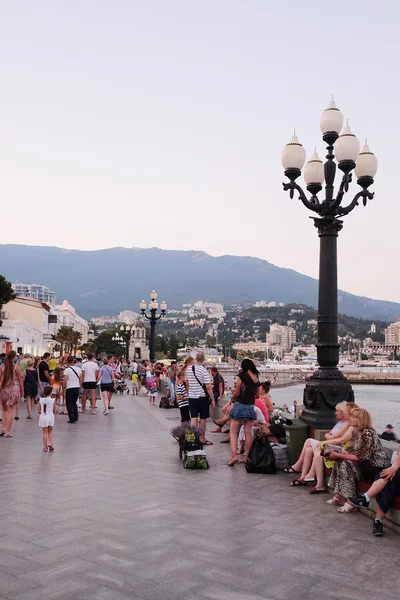 Terraplén de Yalta en el apogeo de una temporada turística — Foto de Stock