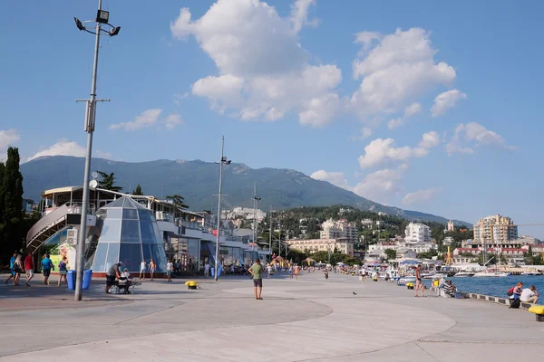 Terraplén de Yalta en el apogeo de una temporada turística — Foto de Stock