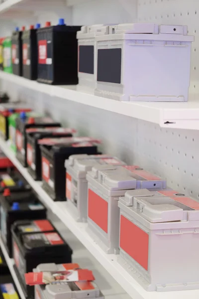 Estantes en una tienda de autopartes con celdas de almacenamiento — Foto de Stock