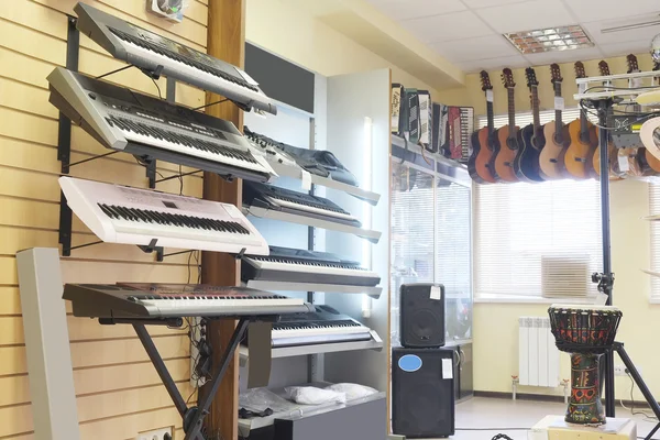 Гітари в магазині музичних інструментів — стокове фото