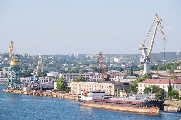 Bilden av lastfartyg i hamn Sevastopol — Stockfoto