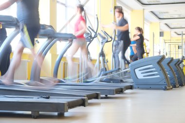 Spor salonunda treadmill insanlar yetiştirmek