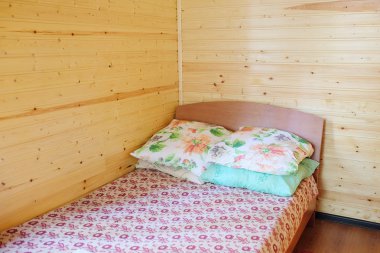 Bir otel odasının içinde.